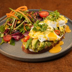 Ekmek Üzeri Avokadolu Poşe Yumurta