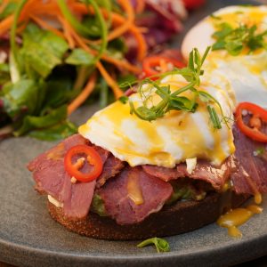 Ekmek Üzeri Füme Antrikotlu Poşe Yumurta